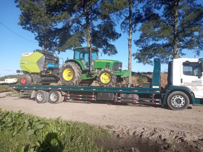 Dois tratores transportados em prancha pela Guinchos Piratini
