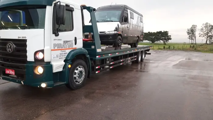 Motorhome transportado em prancha pela Guinchos Piratini