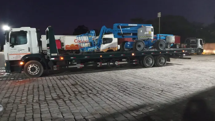 Plataforma elevatória transportada em prancha pela Guinchos Piratini