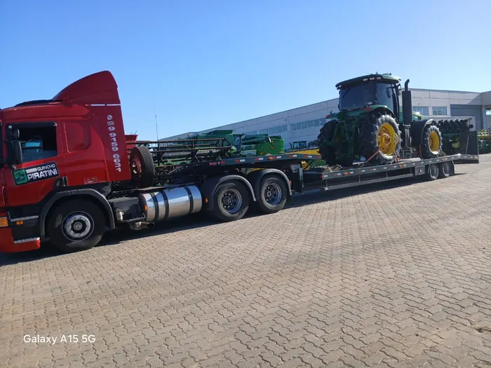 Máquina agrícola transportada em prancha pela Guinchos Piratini