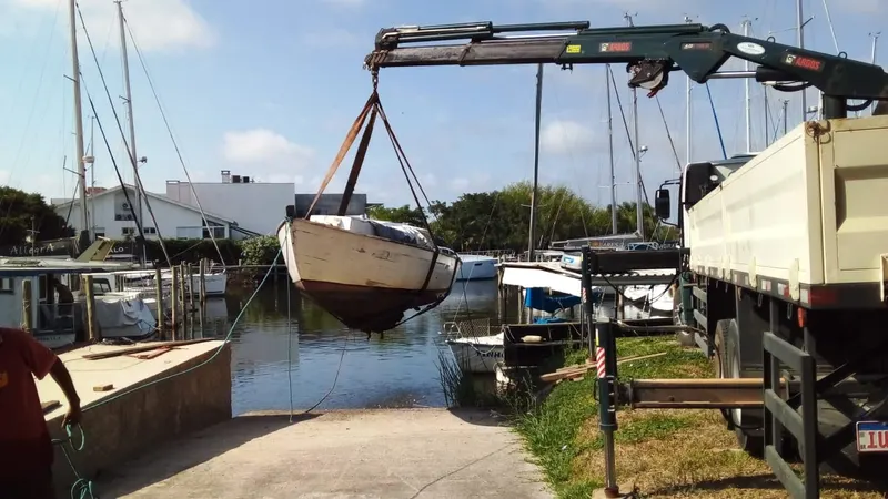 Munck içando um barco direto da água em Pelotas